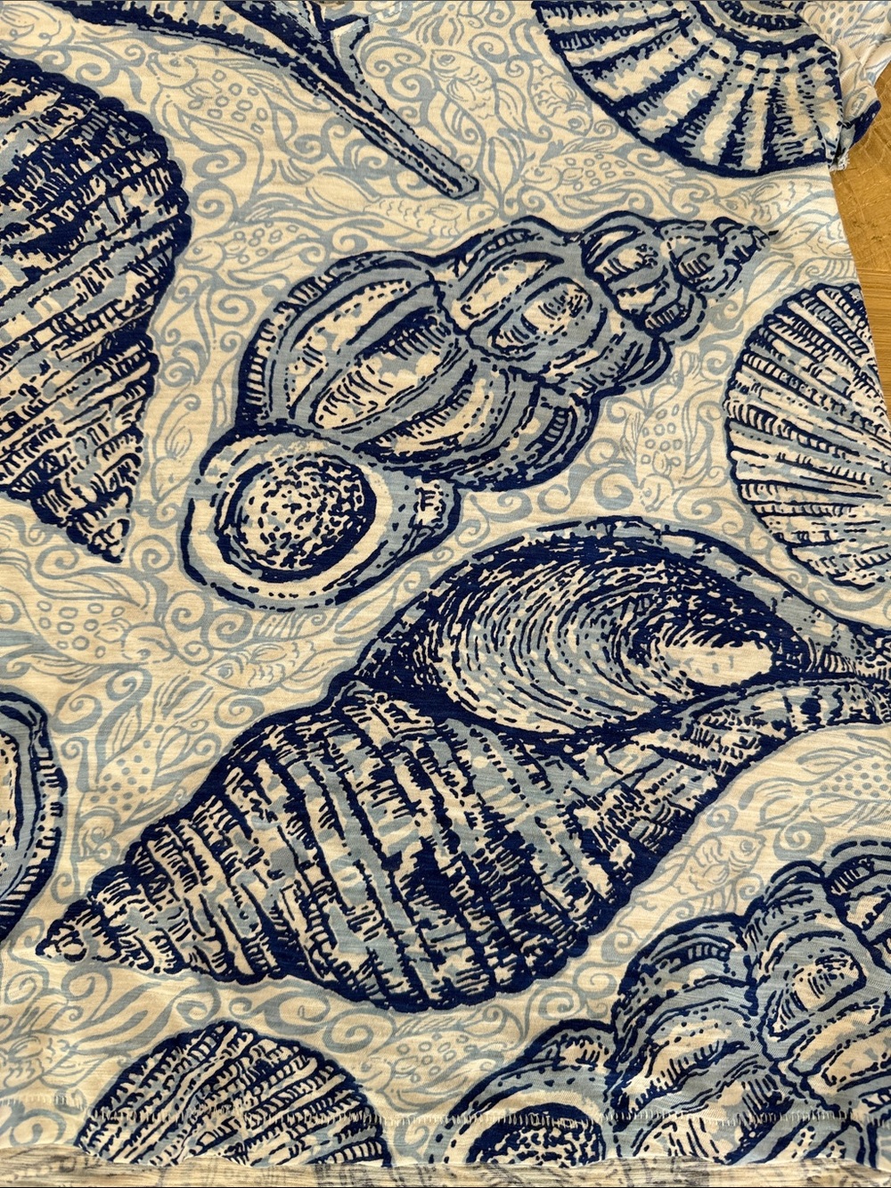 Lilly Pulitzer Short Sleeve V-Neck Blue & White Seashell Pattern Women’s Tee xs - Picture 8 of 12
